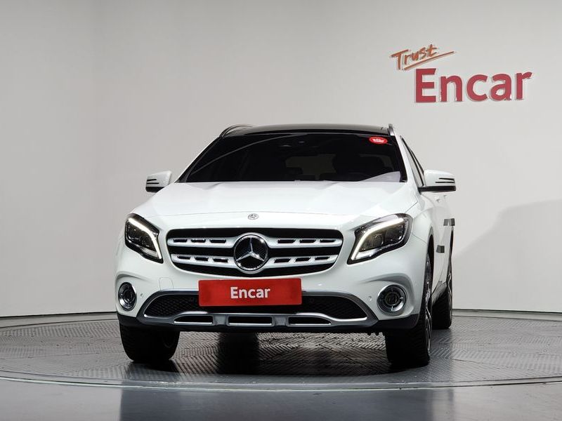 2019 Mercedes-Benz A-Class GLA250 4MATIC photo 3