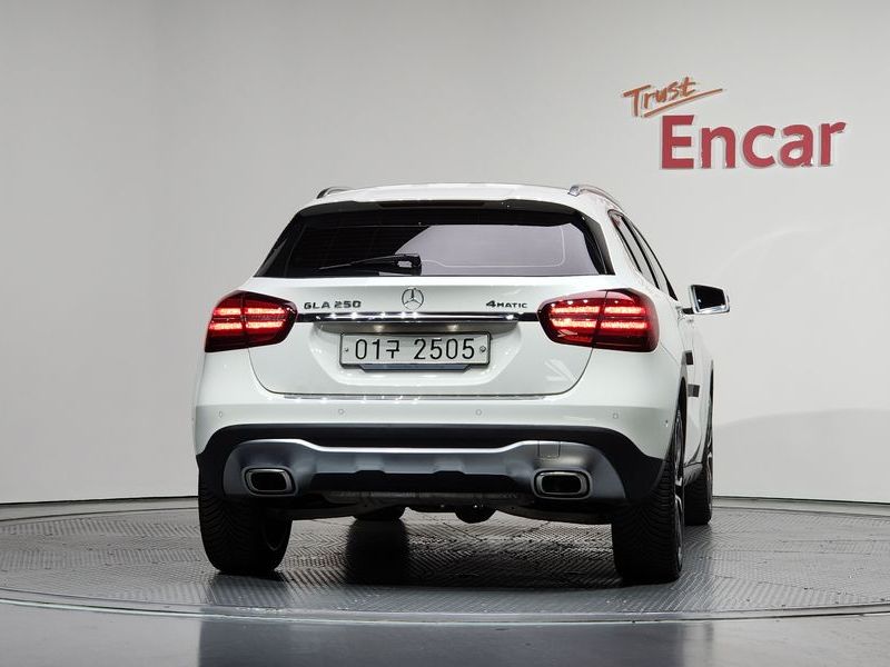 2019 Mercedes-Benz A-Class GLA250 4MATIC photo 4