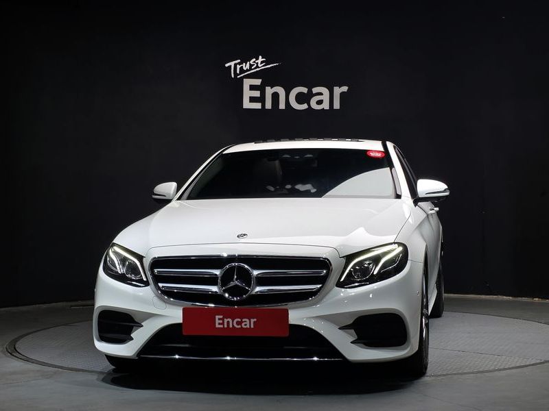 2019 Mercedes-Benz E-Class E300 AMG Line photo 3