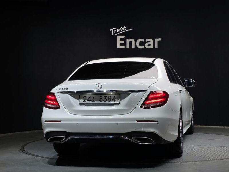2019 Mercedes-Benz E-Class E300 AMG Line photo 4