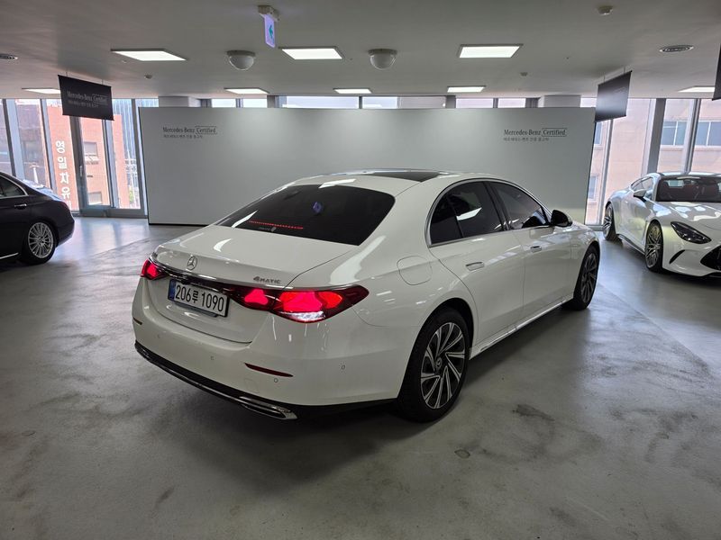 2026 Mercedes-Benz E-Class E300 4MATIC Exclusive photo 2