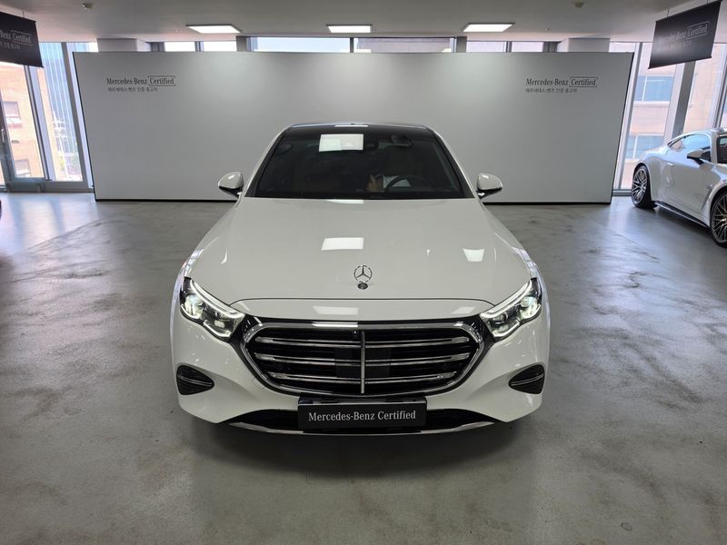 2026 Mercedes-Benz E-Class E300 4MATIC Exclusive photo 3