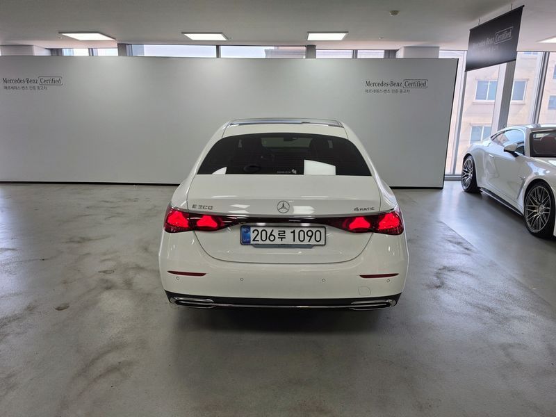 2026 Mercedes-Benz E-Class E300 4MATIC Exclusive photo 4