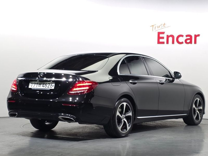 2020 Mercedes-Benz E-Class E250 Avantgarde photo 2
