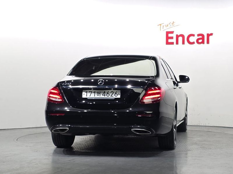 2020 Mercedes-Benz E-Class E250 Avantgarde photo 4