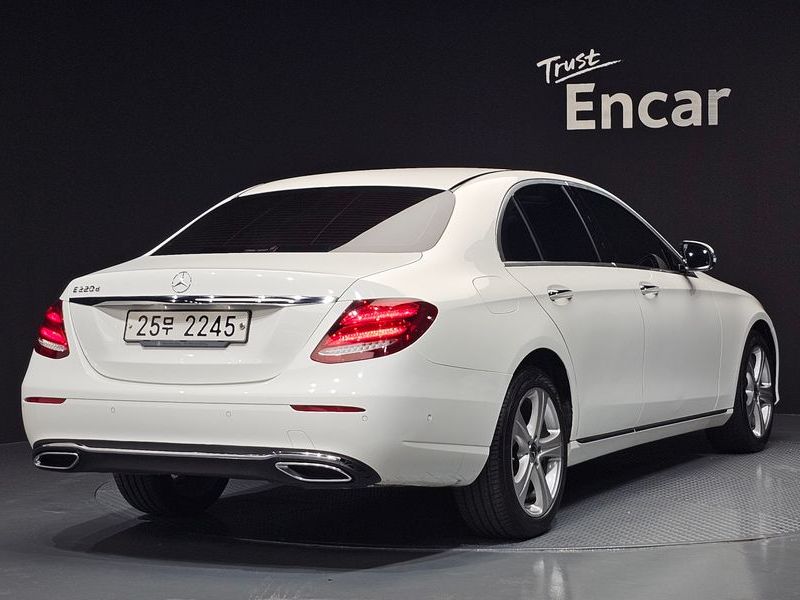 2017 Mercedes-Benz E-Class E220d Avantgarde photo 2