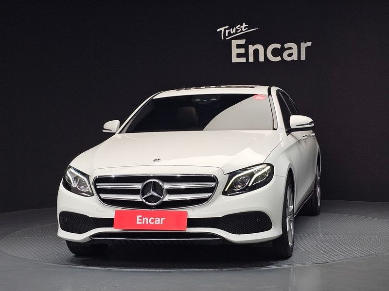 2017 Mercedes-Benz E-Class E220d Avantgarde photo 3