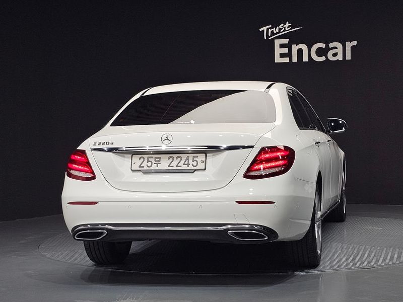 2017 Mercedes-Benz E-Class E220d Avantgarde photo 4