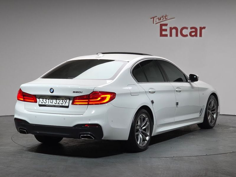 2020 BMW 5 Series 520i M Sport photo 2