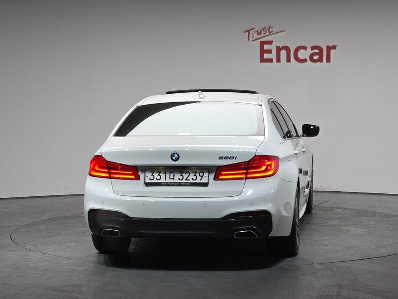 2020 BMW 5 Series 520i M Sport photo 4