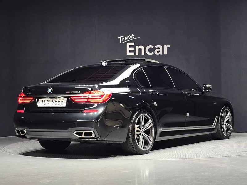2017 BMW 7 Series M760Li xDrive photo 2