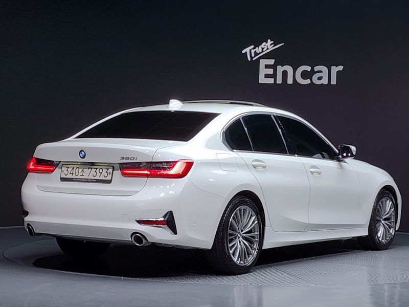 2020 BMW 3 Series 320i Luxury photo 2