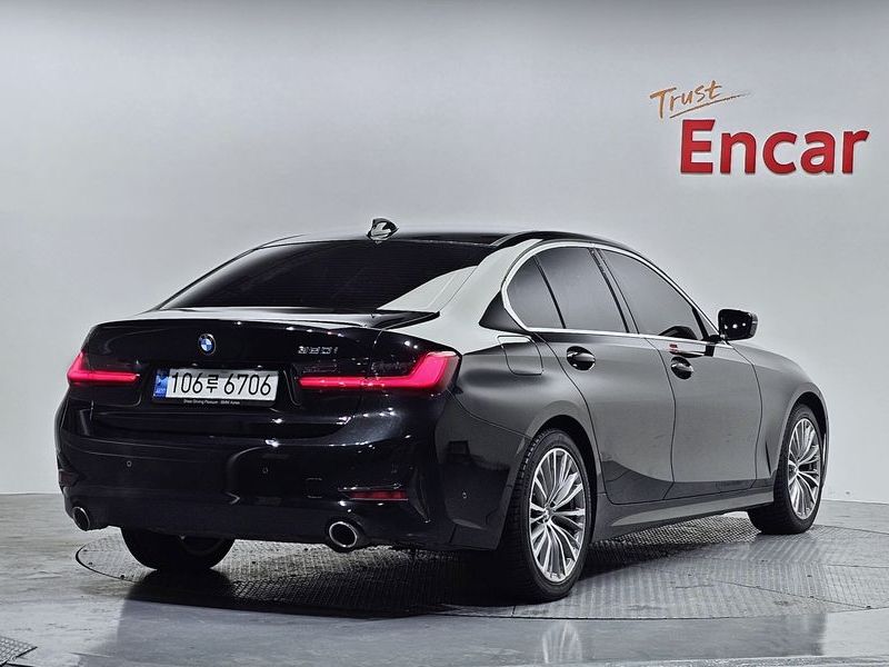 2021 BMW 3 Series 320i photo 2