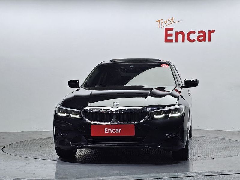 2021 BMW 3 Series 320i photo 3