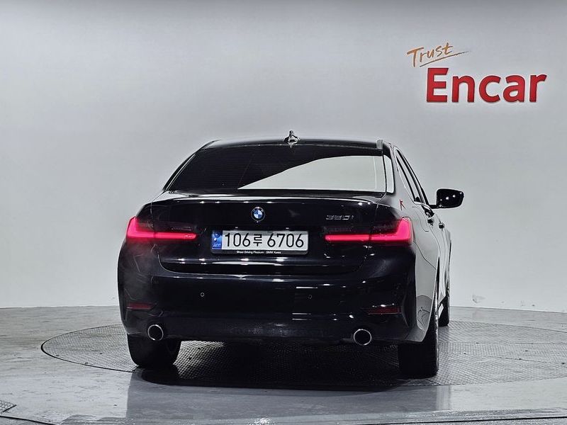 2021 BMW 3 Series 320i photo 4