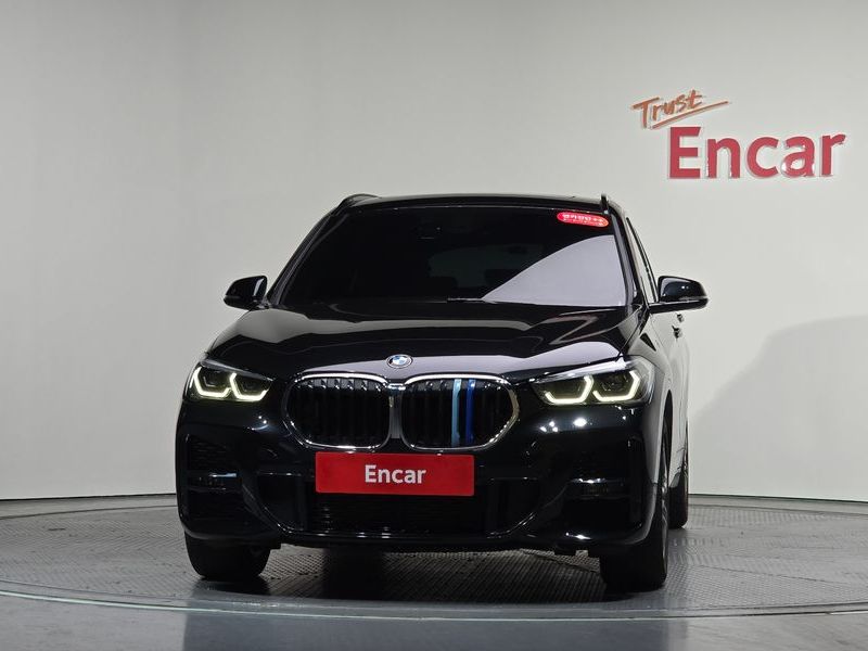 2022 BMW X1 xDrive 20i M Sport photo 3
