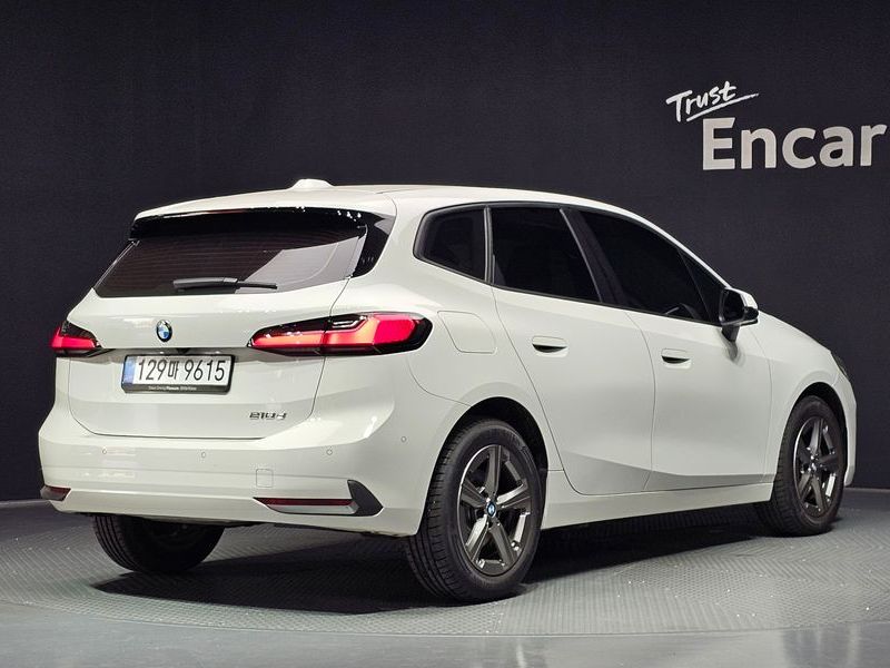 2025 BMW 2 Series 218d Advantage photo 2