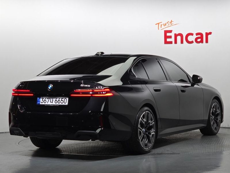 2026 BMW 5 Series 530i xDrive M Sport Pro Special Edition photo 2