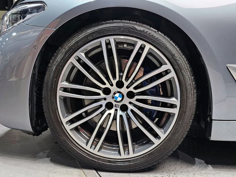 2020 BMW 5 Series 530i M Sport Package Plus photo 5