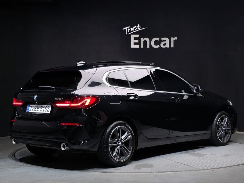 2024 BMW 1 Series 120i Sports photo 2