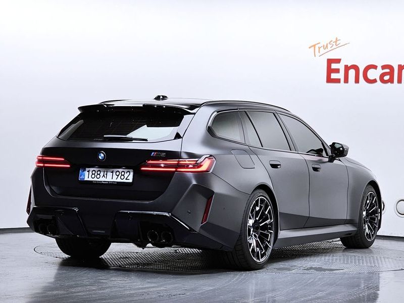 2026 BMW M5 Touring photo 2