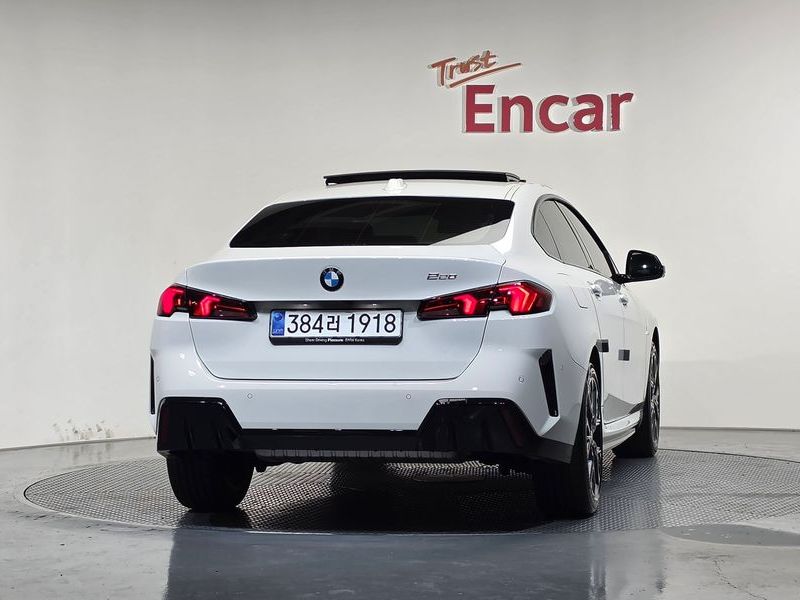 2025 BMW 2 Series 220 M Sport photo 4