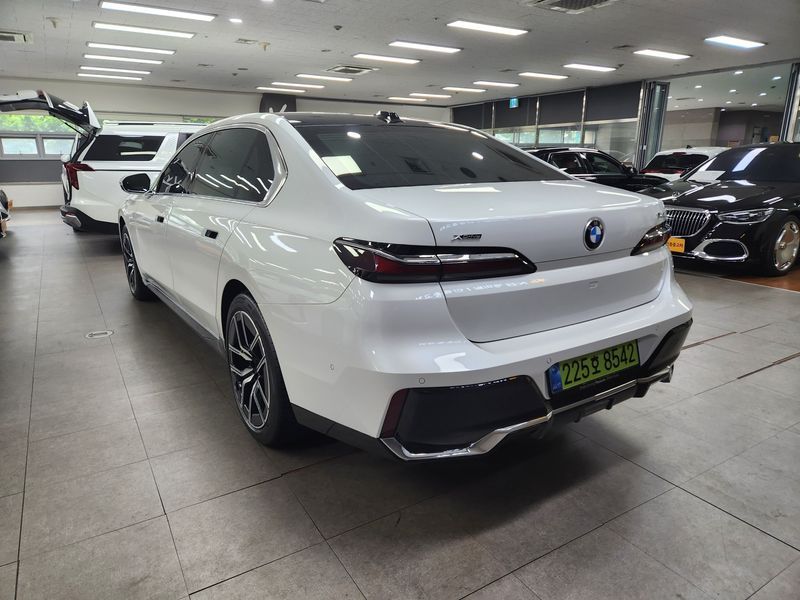 2026 BMW 7 Series 740d xDrive M Sport photo 2