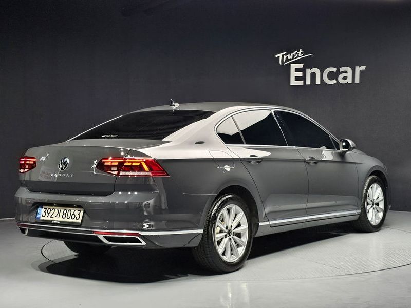 2021 Volkswagen Passat 2.0 TDI Premium photo 2