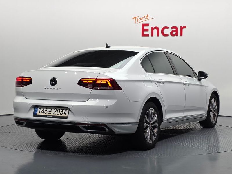 2022 Volkswagen Passat 2.0 TDI Premium photo 2