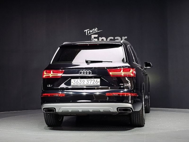 2019 Audi Q7 45 TFSI Quattro photo 4