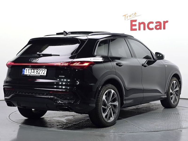 2025 Audi Q5 45 TFSI Quattro S line photo 2