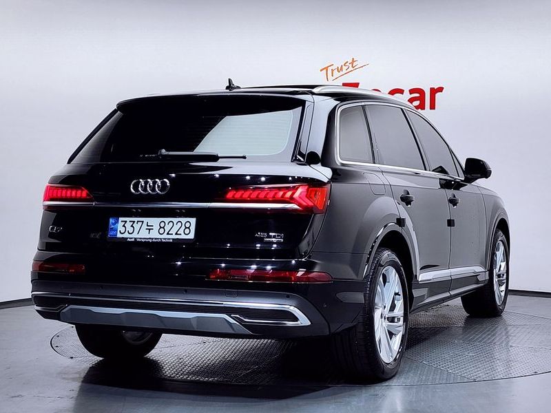 2023 Audi Q7 45 TDI Quattro photo 2