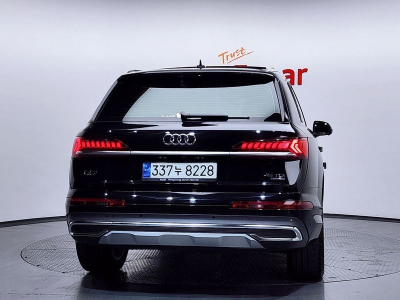 2023 Audi Q7 45 TDI Quattro photo 4