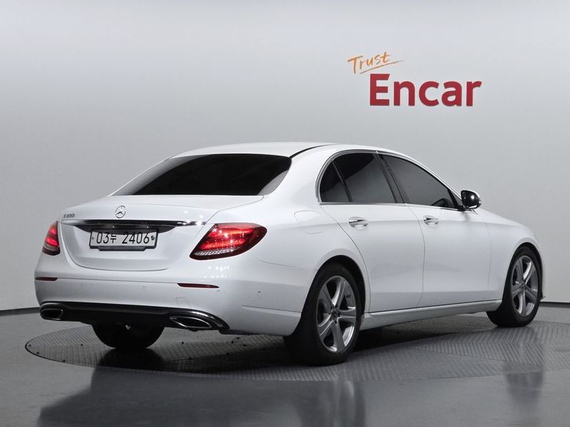 2018 Mercedes-Benz E-Class E200 Avantgarde photo 2