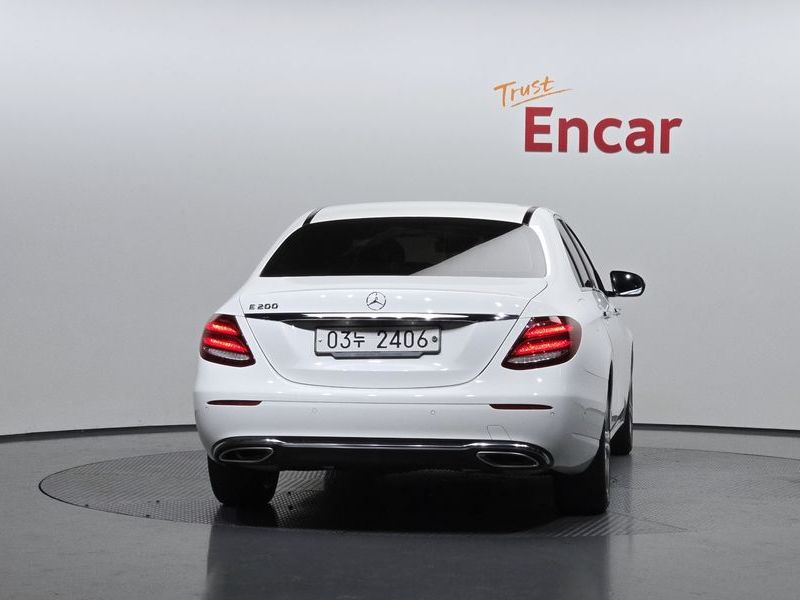 2018 Mercedes-Benz E-Class E200 Avantgarde photo 4