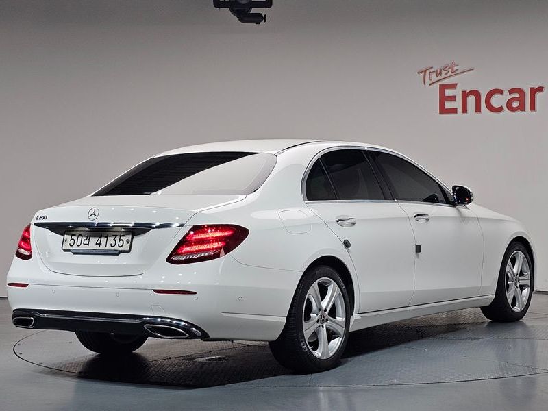 2018 Mercedes-Benz E-Class E200 Avantgarde photo 2
