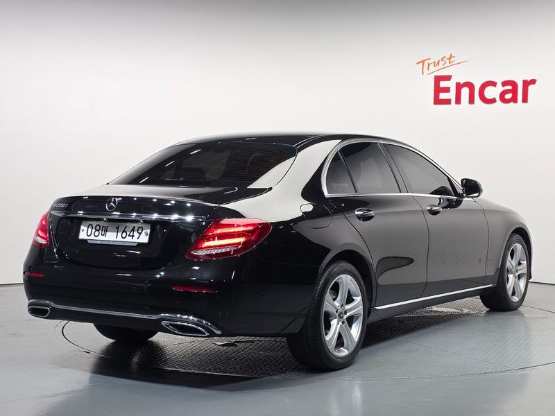 2018 Mercedes-Benz E-Class E220d Avantgarde photo 2