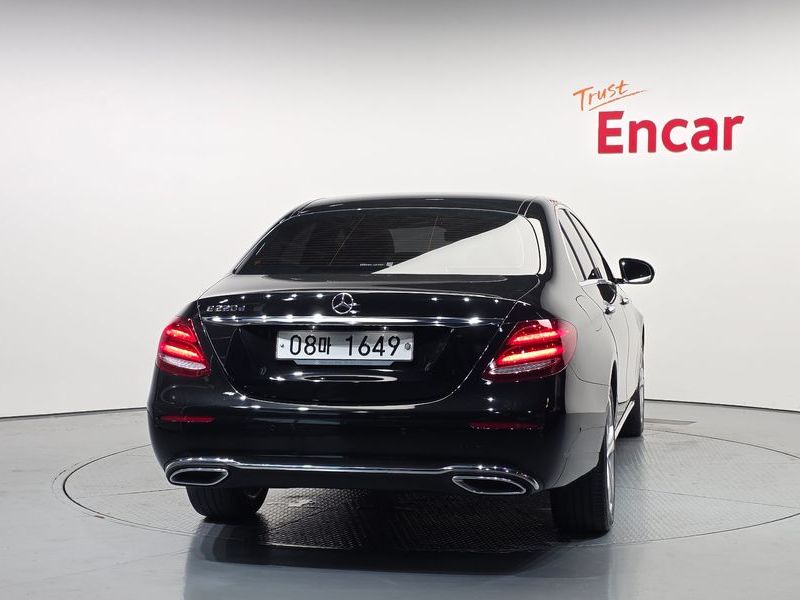 2018 Mercedes-Benz E-Class E220d Avantgarde photo 4