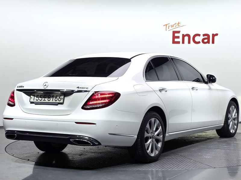 2019 Mercedes-Benz E-Class E220d 4MATIC Exclusive photo 2