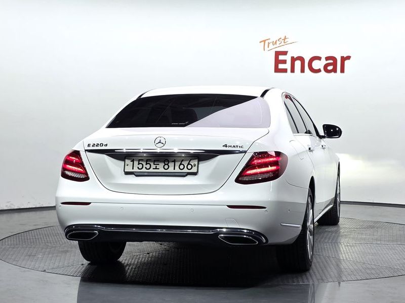 2019 Mercedes-Benz E-Class E220d 4MATIC Exclusive photo 4