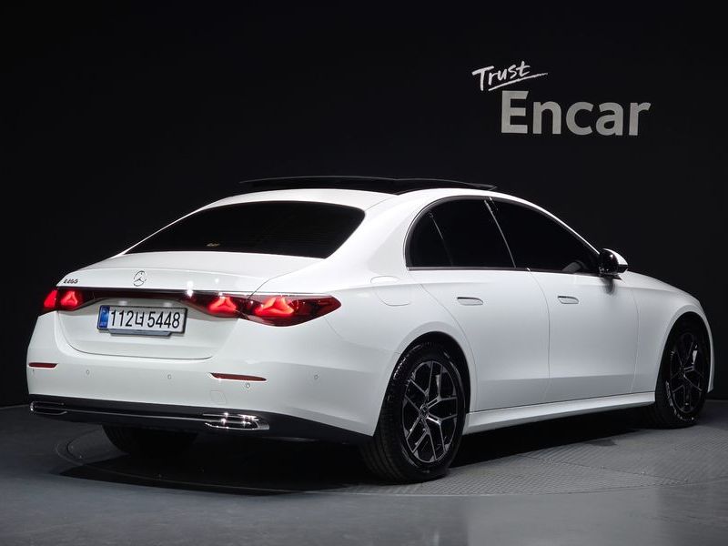 2025 Mercedes-Benz E-Class E200 Avantgarde photo 2