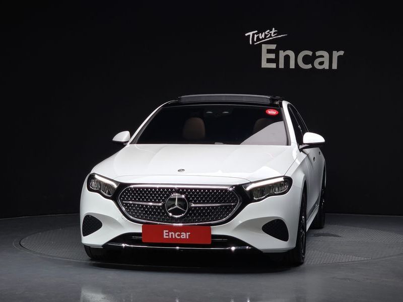 2025 Mercedes-Benz E-Class E200 Avantgarde photo 3