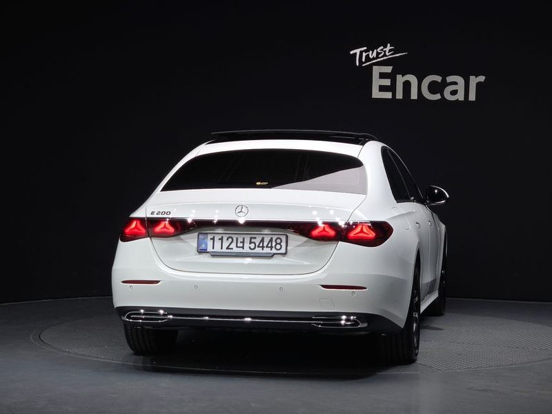 2025 Mercedes-Benz E-Class E200 Avantgarde photo 4