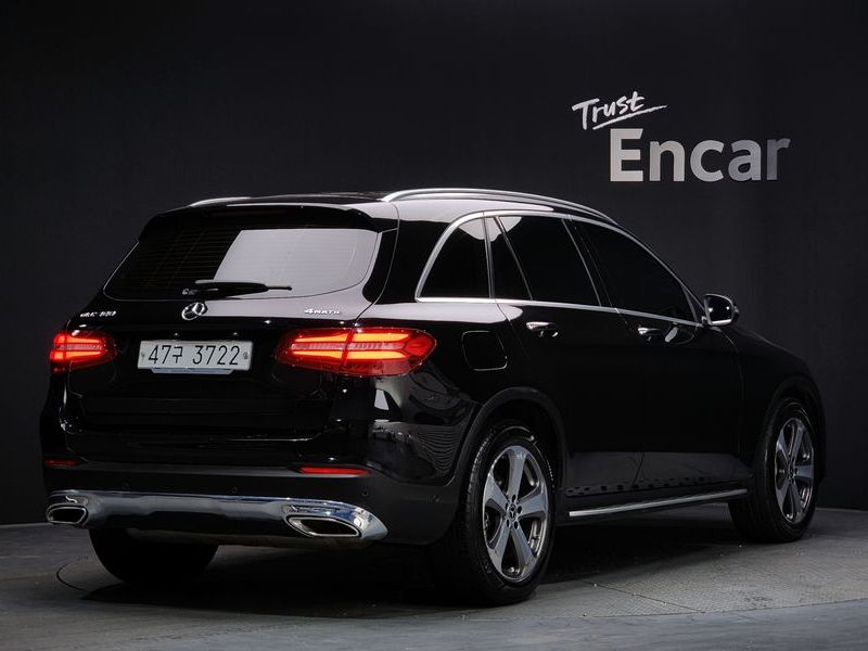 2019 Mercedes-Benz C-Class GLC300 4MATIC photo 2