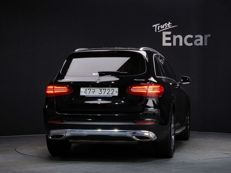 2019 Mercedes-Benz C-Class GLC300 4MATIC photo 4