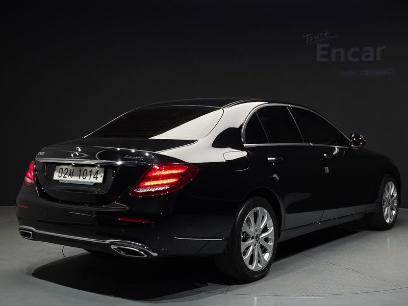 2018 Mercedes-Benz E-Class E300 4MATIC Exclusive photo 2