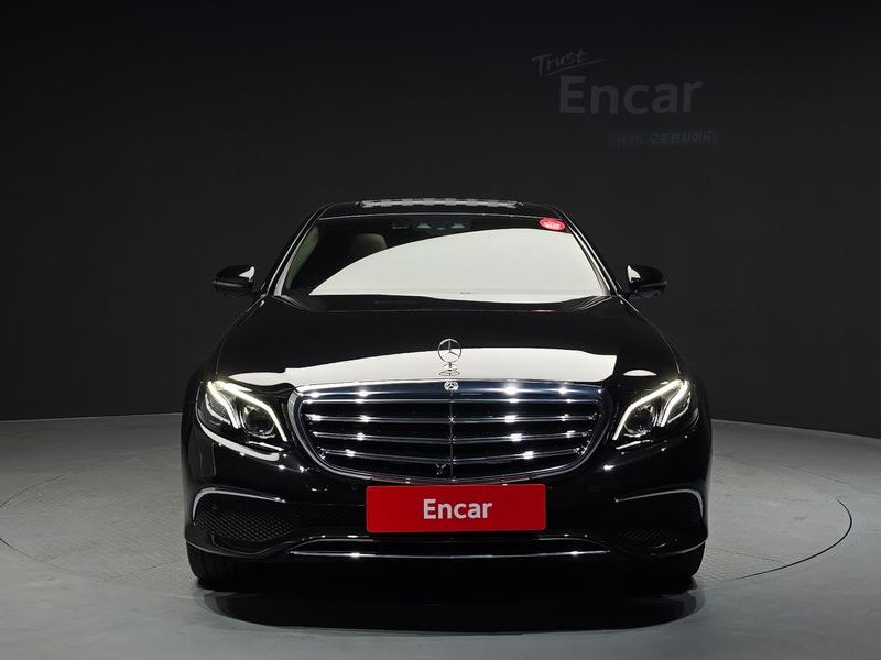2018 Mercedes-Benz E-Class E300 4MATIC Exclusive photo 3