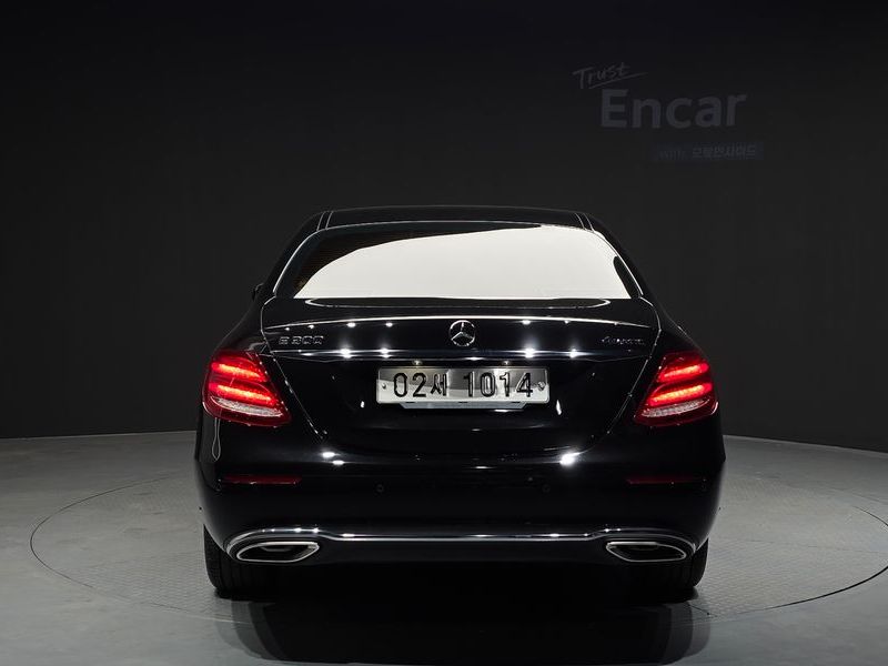 2018 Mercedes-Benz E-Class E300 4MATIC Exclusive photo 4