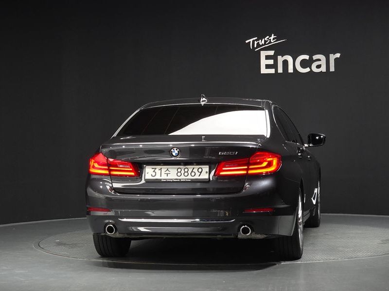 2019 BMW 5 Series 520i Luxury photo 4