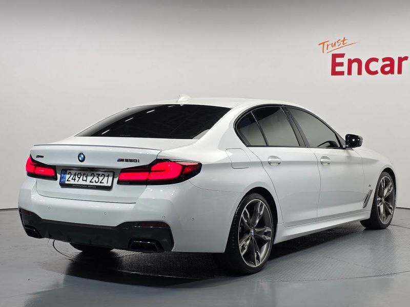 2021 BMW 5 Series M550i xDrive photo 2